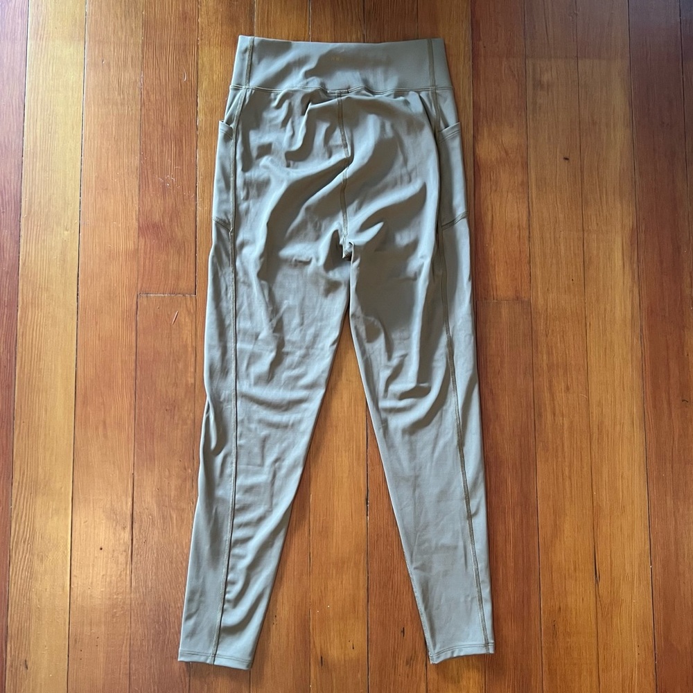 NWT Madewell Workout Leggings with Pockets. Tan Taupe. Size Medium - Picture 3 of 4
